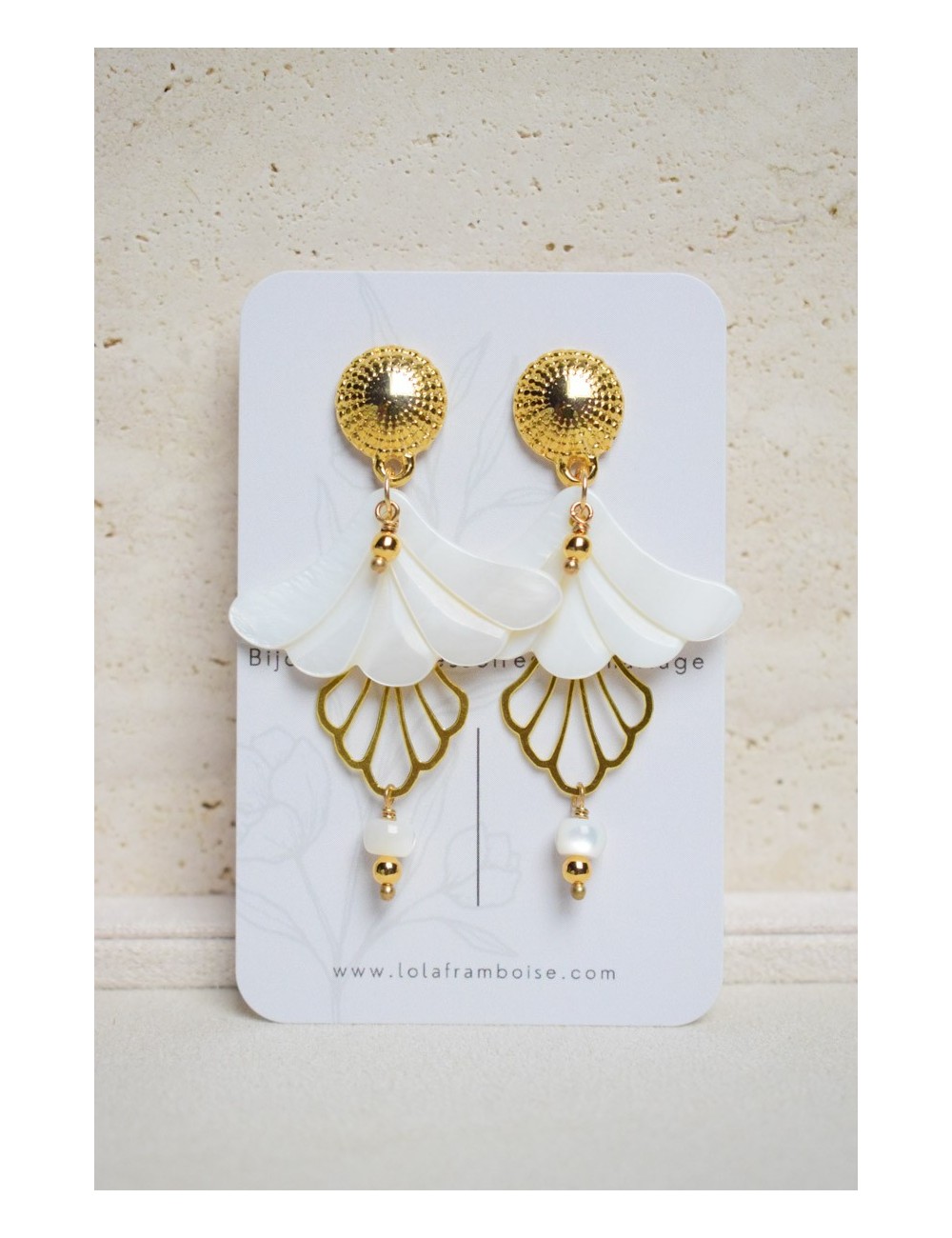 Boucles d'oreilles de mariage avec des perles nacrées blanches