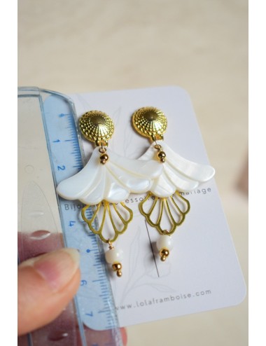 Boucles d'oreilles de mariage avec des perles nacrées blanches