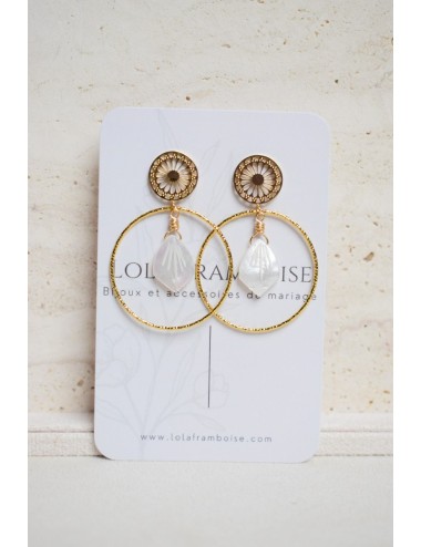 Boucles d'oreilles estampes dorées et perles.