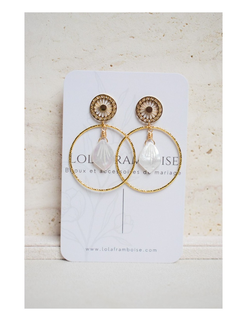 Boucles d'oreilles estampes dorées et perles.