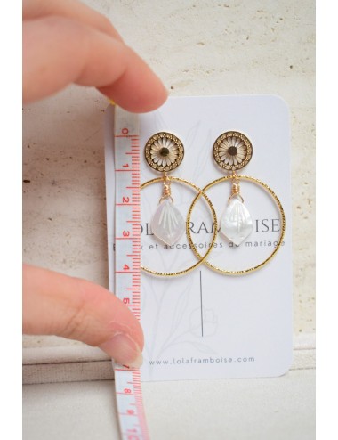 Boucles d'oreilles estampes dorées et perles.