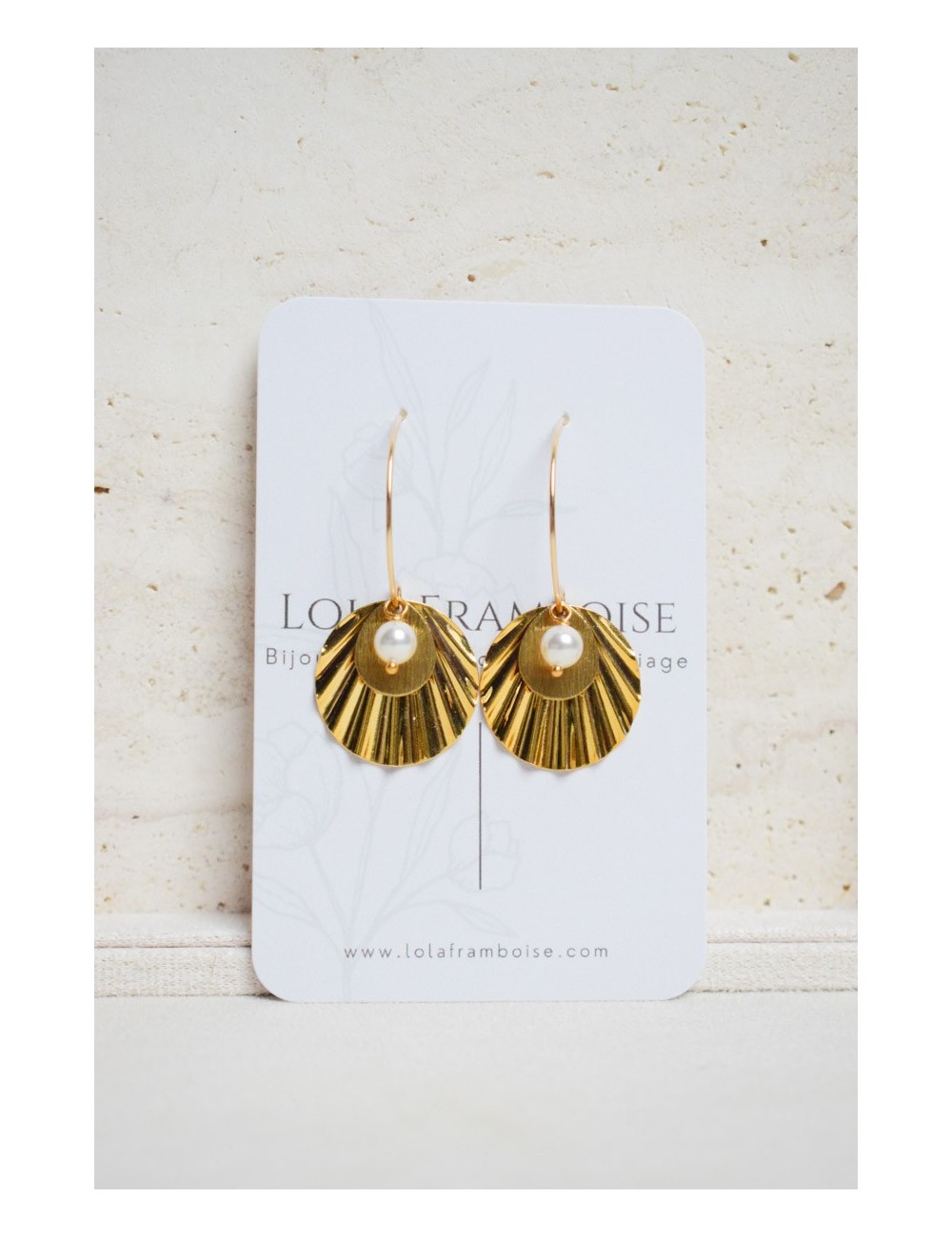 De fines boucles d'oreilles cercles d'or avec des zircons minimalistes