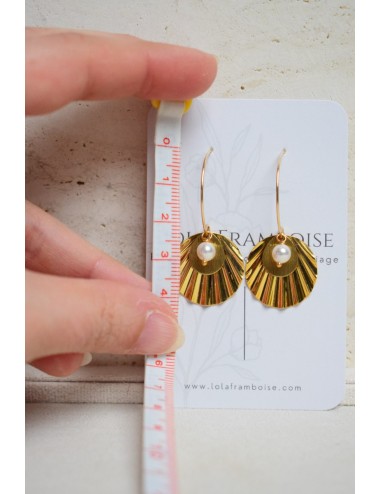 De fines boucles d'oreilles cercles d'or avec des zircons minimalistes