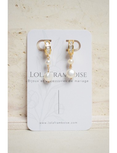 Boucles d'oreilles minimaliste avec une chaine fine et perle de cultur