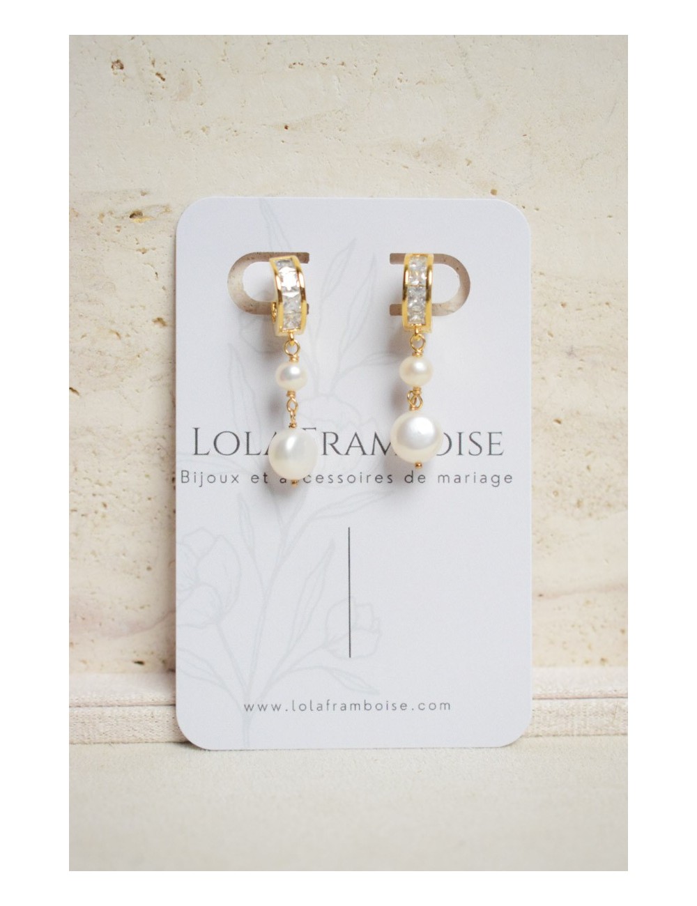 Boucles d'oreilles minimaliste avec une chaine fine et perle de cultur