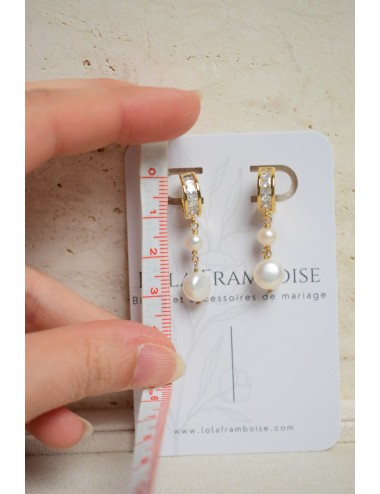 Boucles d'oreilles minimaliste avec une chaine fine et perle de cultur
