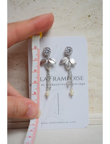 Boucles d'oreilles de mariage avec des perles nacrées blanches