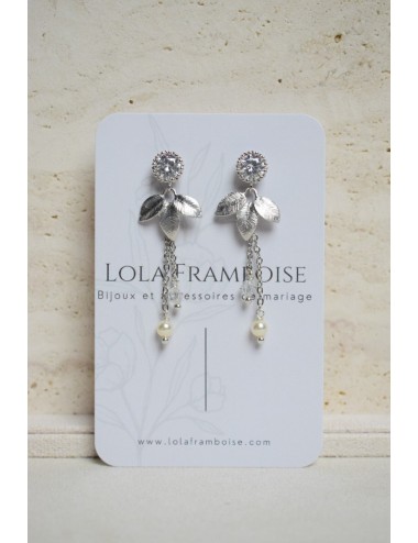 Boucles d'oreilles de mariage avec des perles nacrées blanches