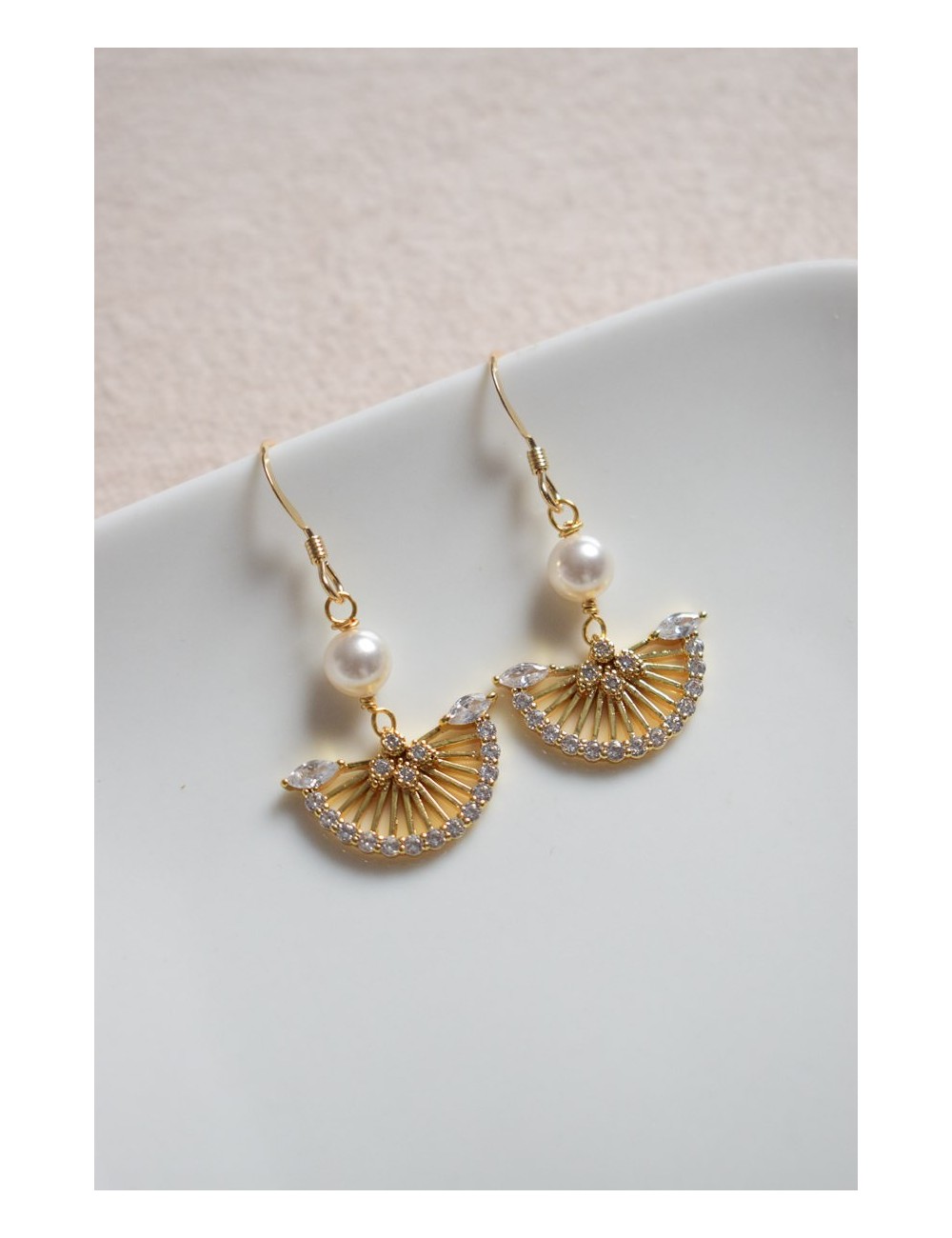 Boucles d'oreilles de mariage de style art deco avec perles.