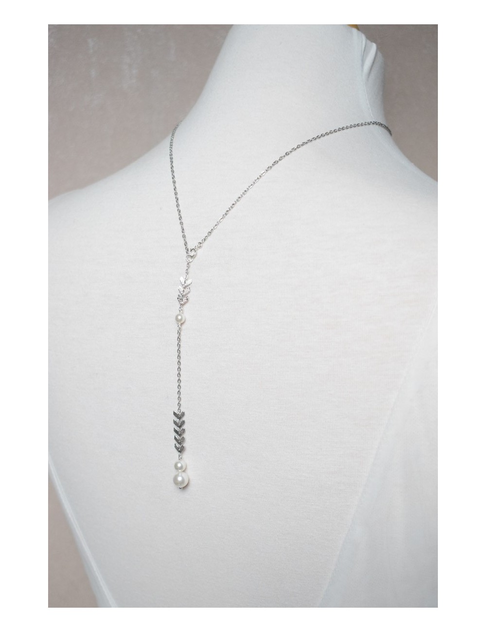 Collier de dos court Oly avec chainette pour la mariée en robe dos nu