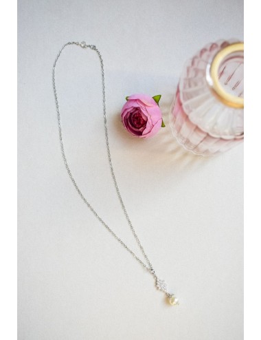 Bijou de mariage minimaliste Adèle, pendentif avec perles et cristaux.