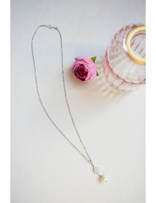 Bijou de mariage minimaliste Adèle, pendentif avec perles et cristaux.