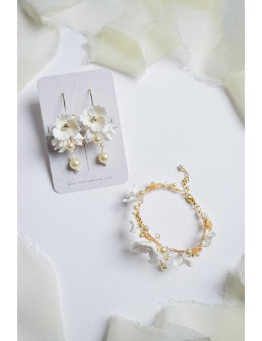 Bracelet de mariée modèle Romance avec des fleurs et des perles