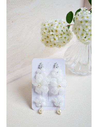 Boucles d'oreilles Blush romantiques avec une cascade de fleurs