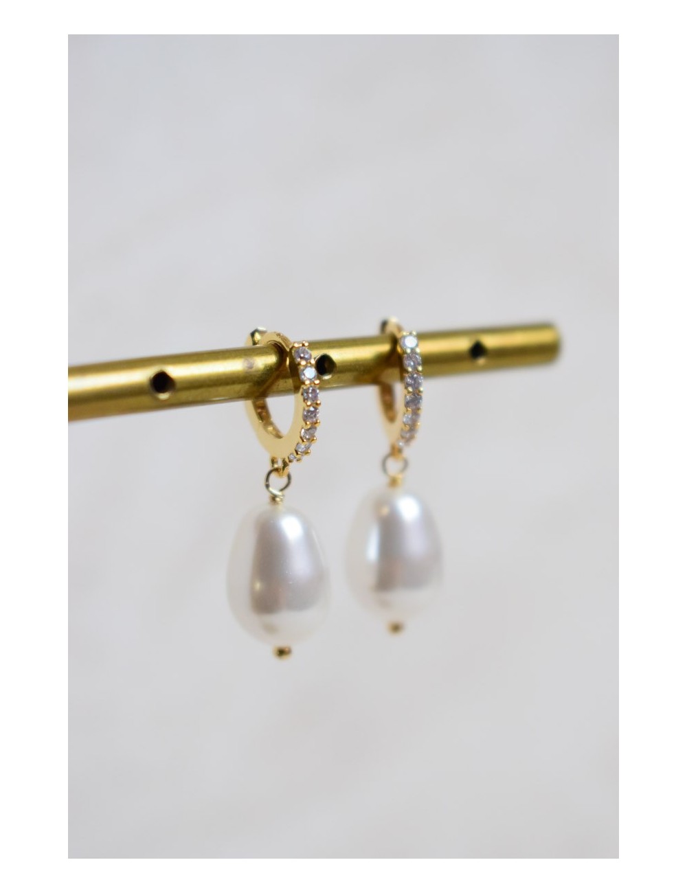 Petites créoles de mariage Poudrée, avec une perle goutte nacrée