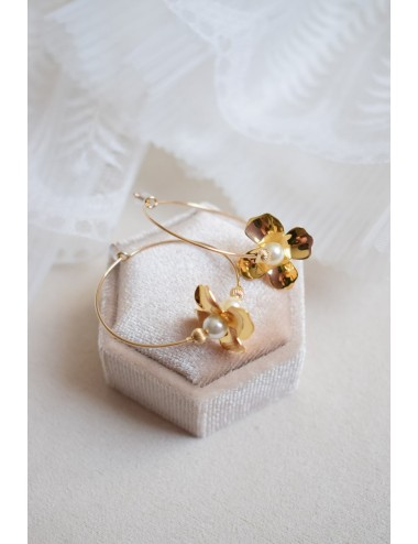 Boucles d'oreilles de forme créole avec fleurs et perles, Camelia