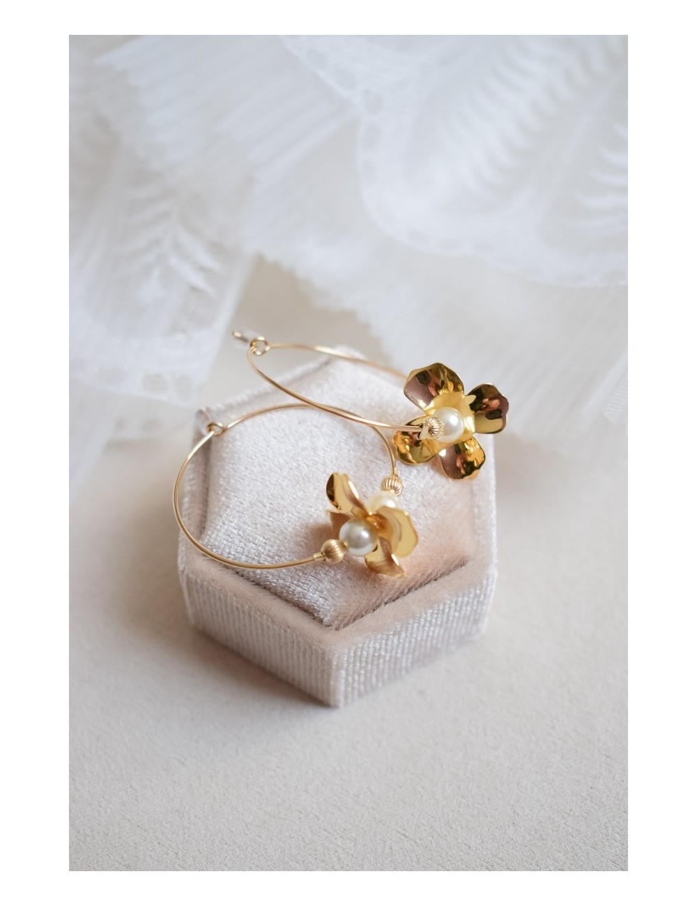 Boucles d'oreilles de forme créole avec fleurs et perles, Camelia