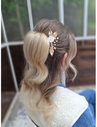 Peigne à cheveux pour la mariée modèle Ode, fleur de porcelaine perles