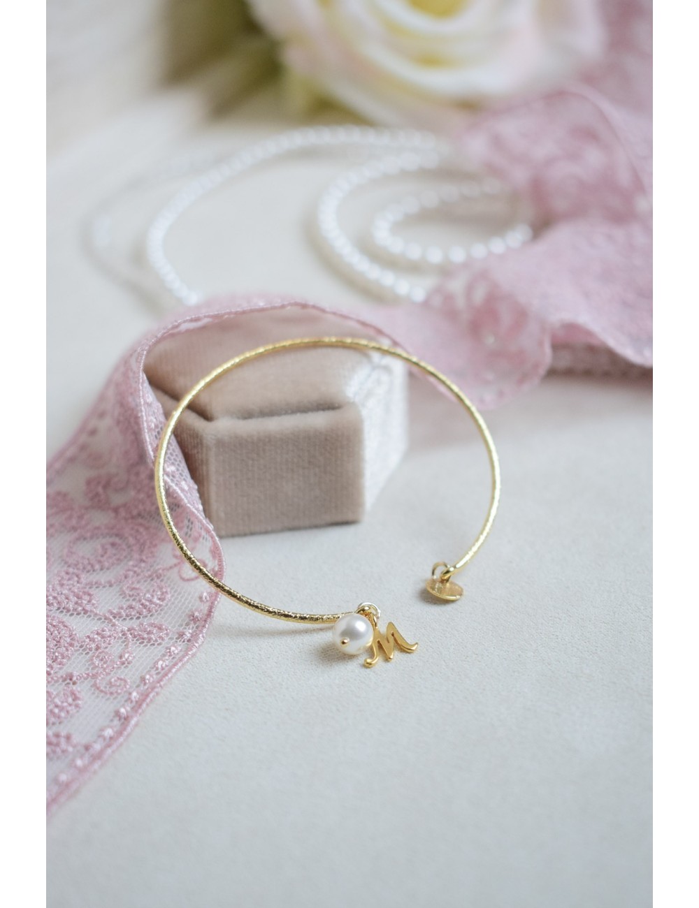 Bracelet jonc pour témoin de mariage avec perle blanche et initiale