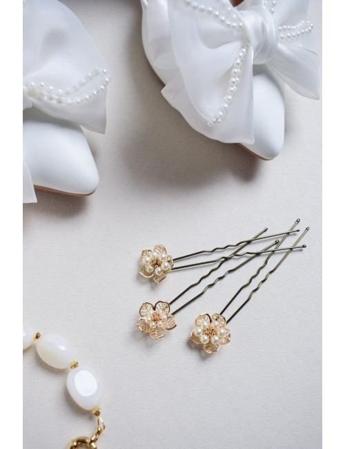3 pics cheveux avec des fleurs dorées ajourées et des perles nacrées