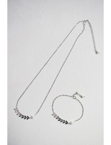 Collier épi Oly avec une fine chaine et perle nacrée.