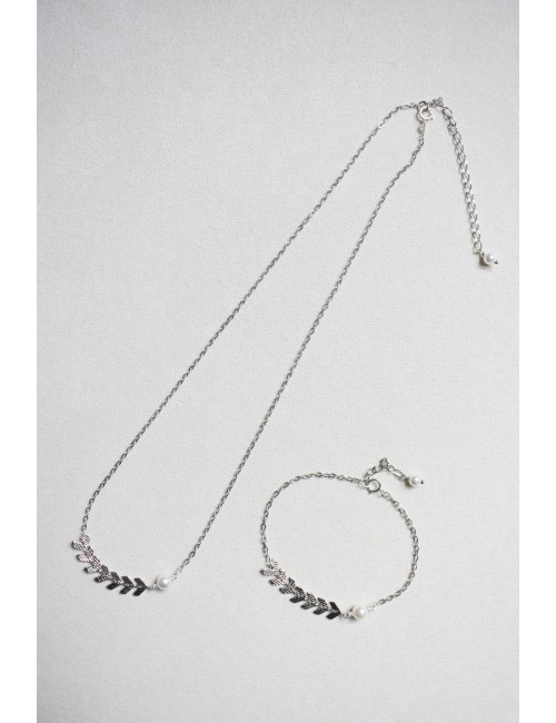 Collier épi Oly avec une fine chaine et perle nacrée.