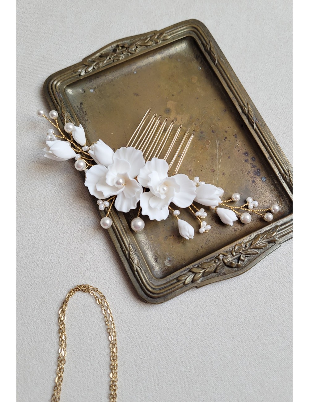 Peigne à cheveux pour la mariée modèle Lilas, avec fleurs de porcelain