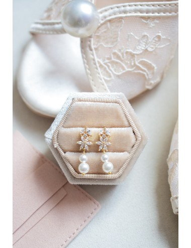 Boucles d'oreilles Mesis pour mariée délicate avec zircon et perles