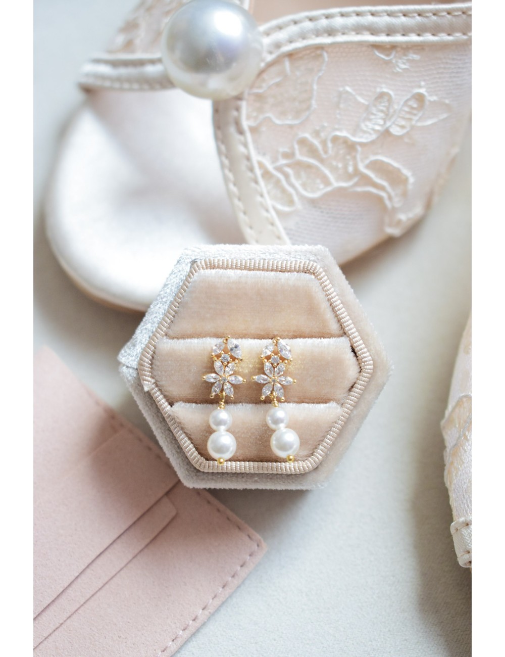 Boucles d'oreilles Mesis pour mariée délicate avec zircon et perles