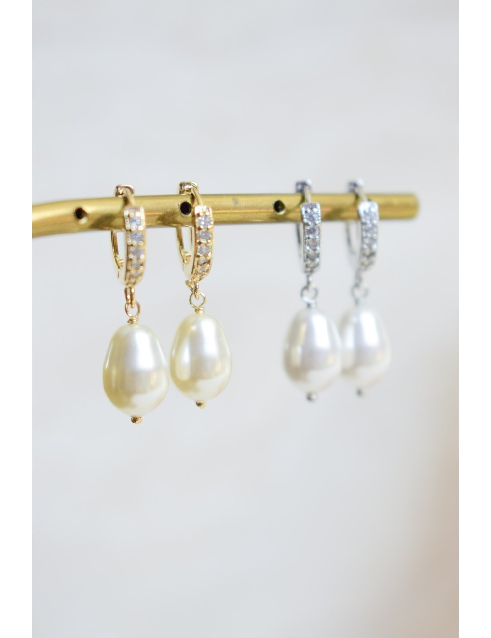 Petites créoles de mariage Poudrée, avec une perle goutte nacrée