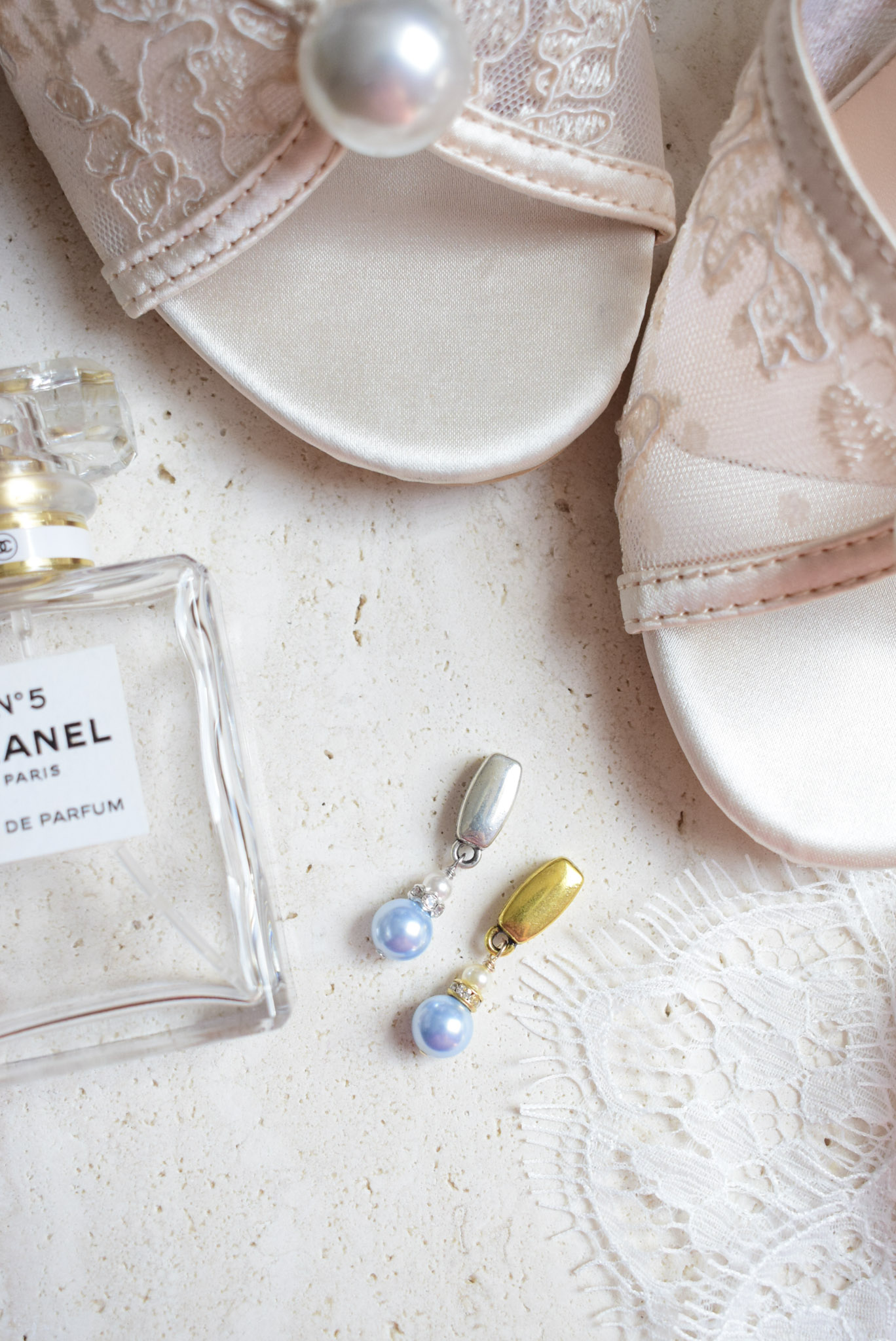 bijou de chaussure à fixer à la chaussure de la mariée avec quelque chose de bleu