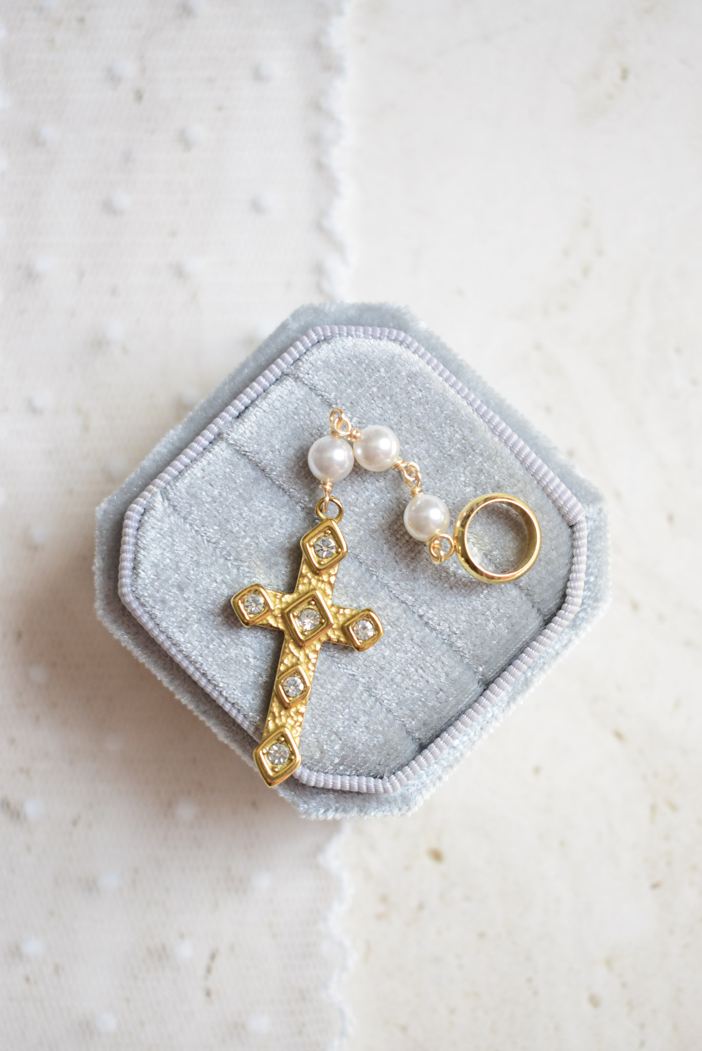 bijou pour bouquet de mariée avec croix catholique cérémonie à l'église