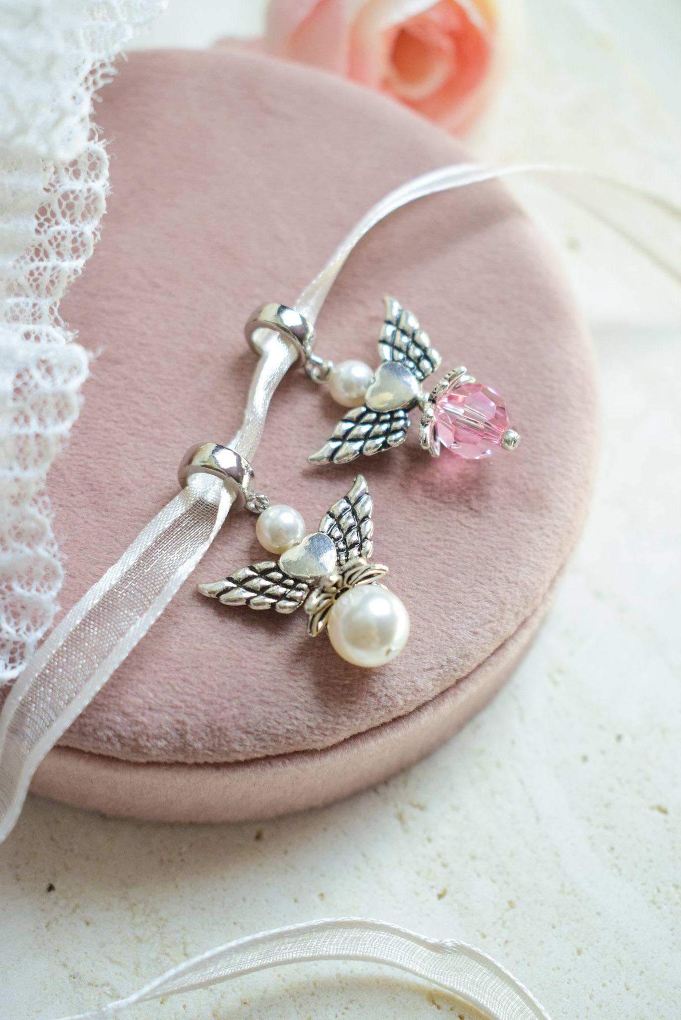 bijou de bouquet en forme d'ange argenté avec un coeur et une perle colorée ou blanche