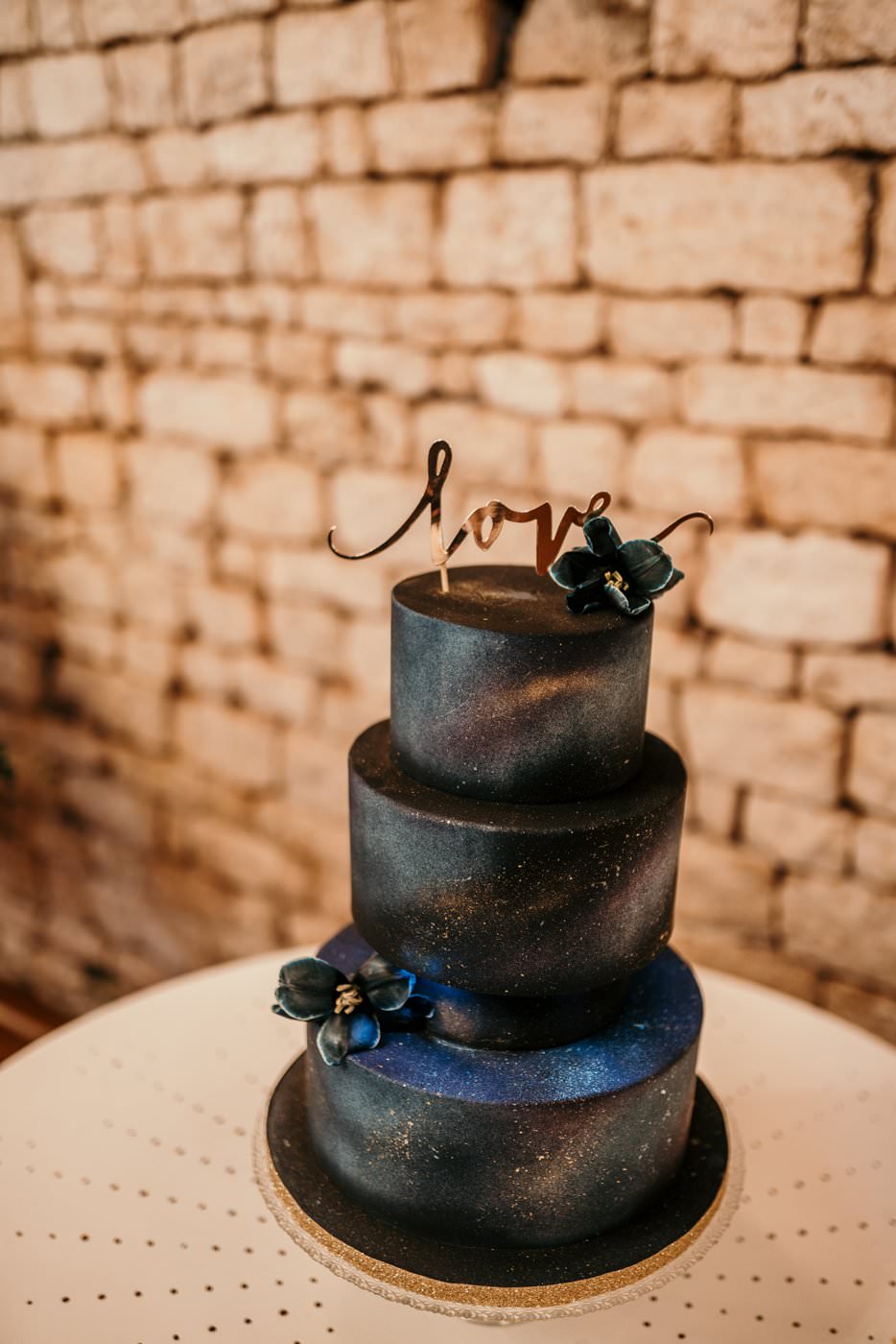 wedding cake bleu nuit et dore sur le theme de la nuit et des etoiles