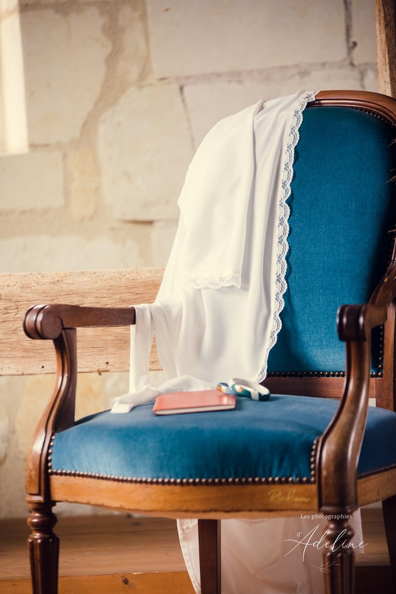 fauteuil pour les preparatifs de la mariee et kimono de dentelle